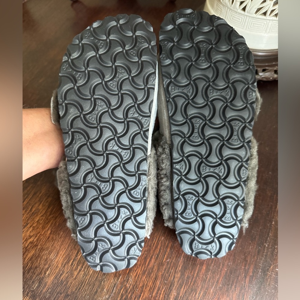 Birkenstock Arizona Split Teddy Rivet Logo. Size 36 (US 5.0). Very gently used. - Picture 4 of 12